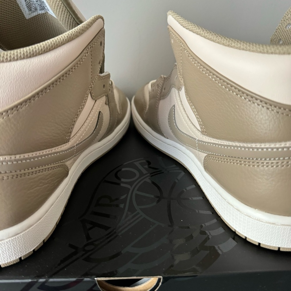 Air Jordan 1 Mid Men’s 11.5 NEW Sneaker Sneakers Shoes - Picture 8 of 10